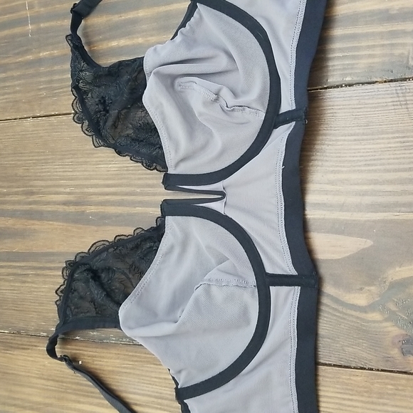 Torrid Curves Underwire Lace Bra Size 1 - Picture 2 of 4